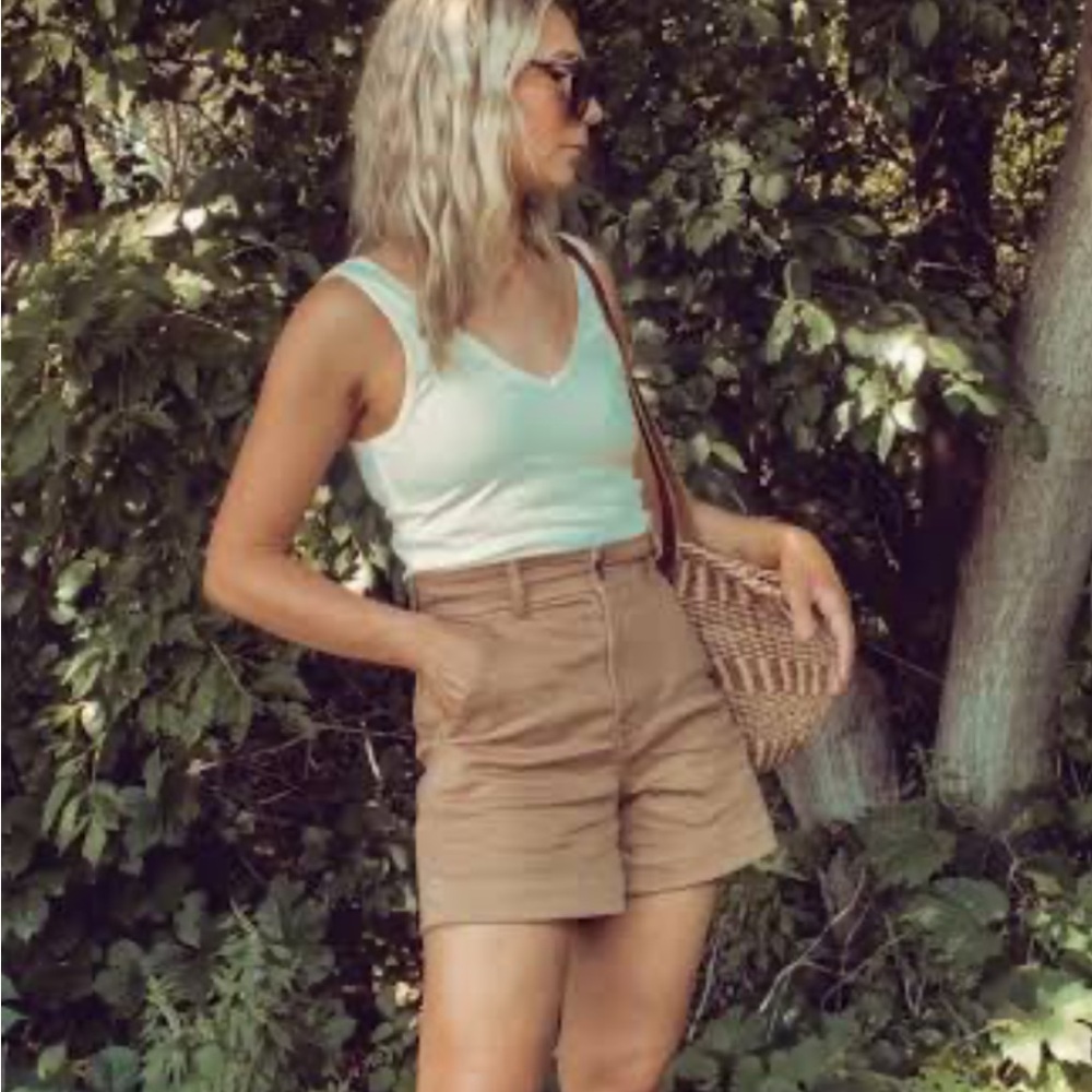 Everlane Way High Cotton Twill Shorts in Tan 26” waist